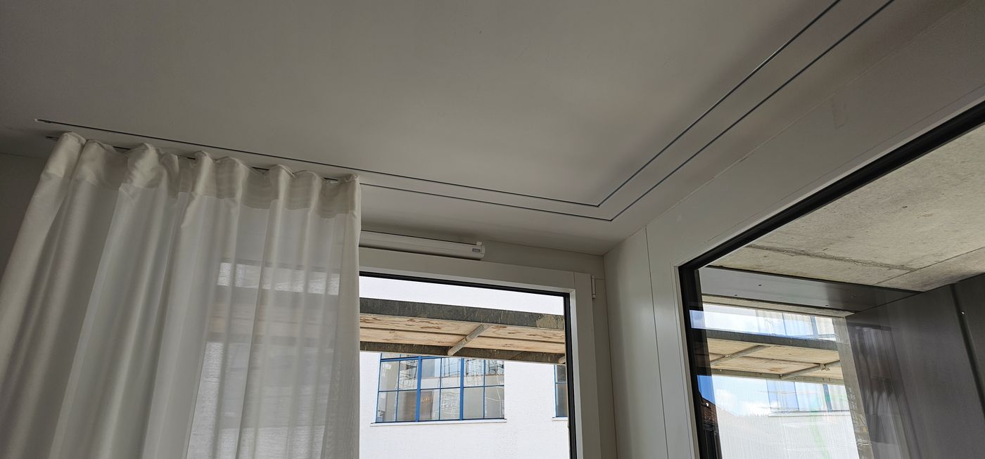 Fertiger Wohnraum mit Vorhang